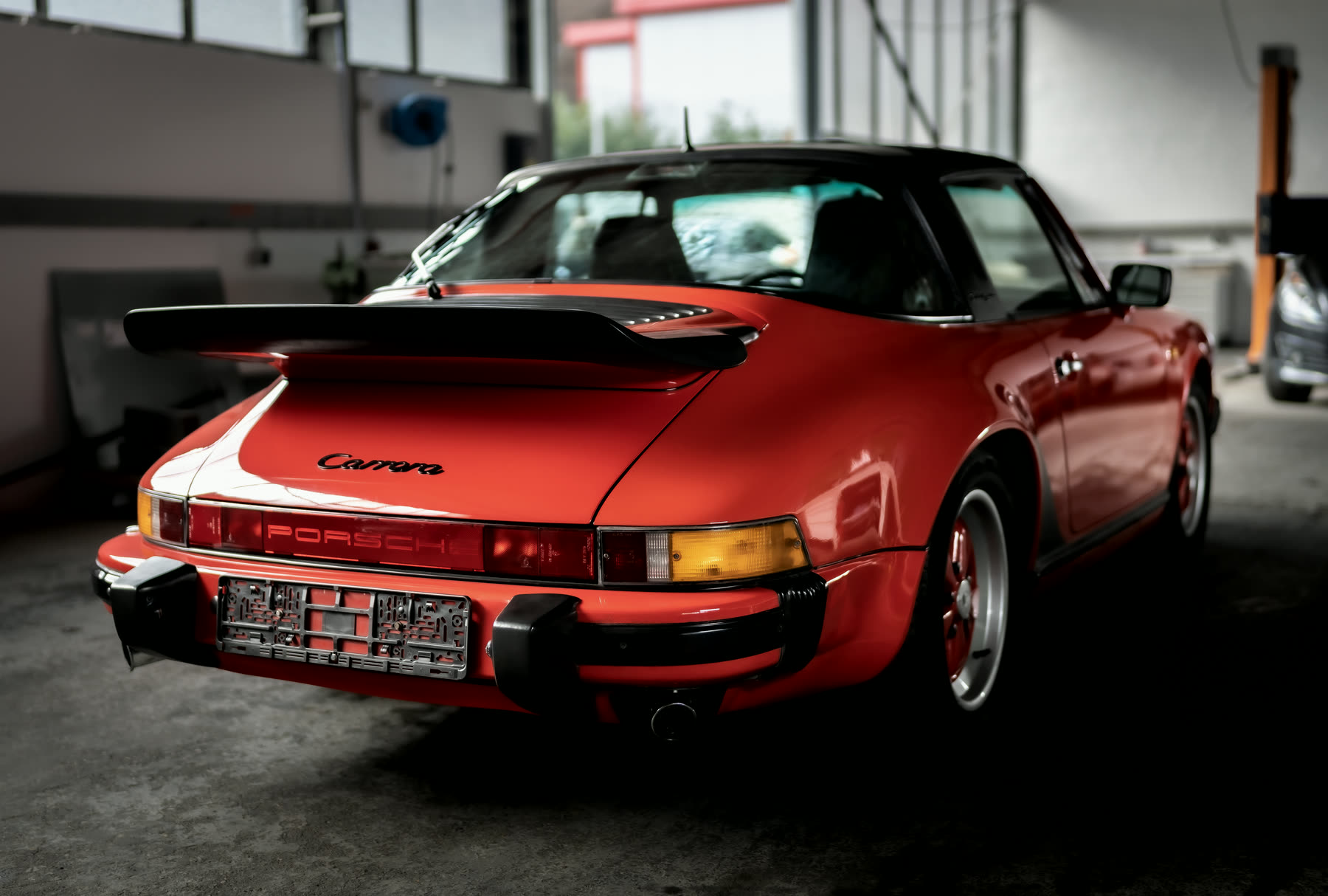 Roter Porsche 911 Carrera Targa