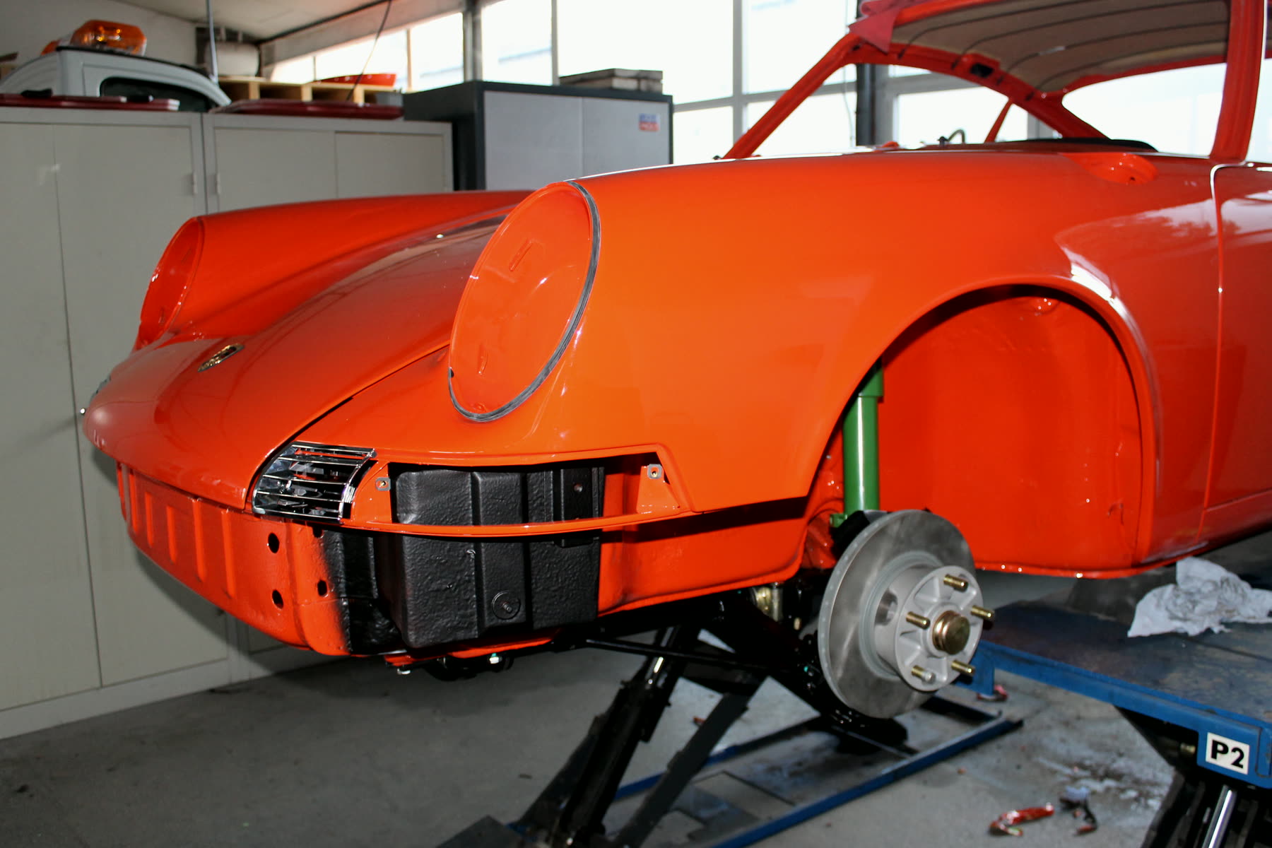Grundierte Front eines Porsche 911 vor der Lackierung