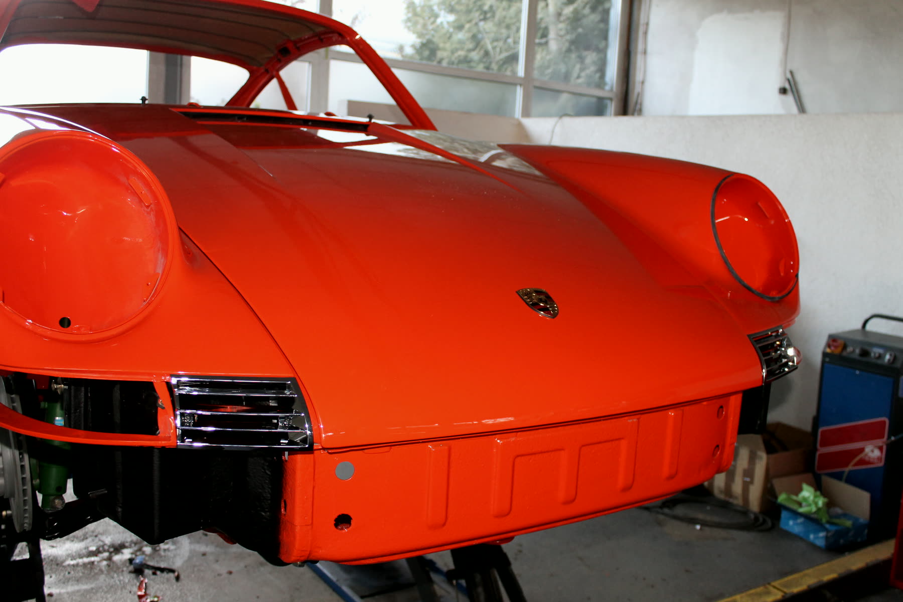 Frisch lackierte orangerote Front eines Porsche 911