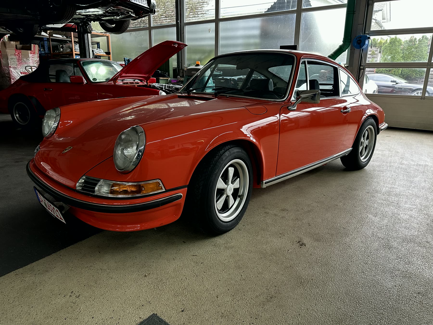 Roter Porsche 911 Coupé, Frontansicht