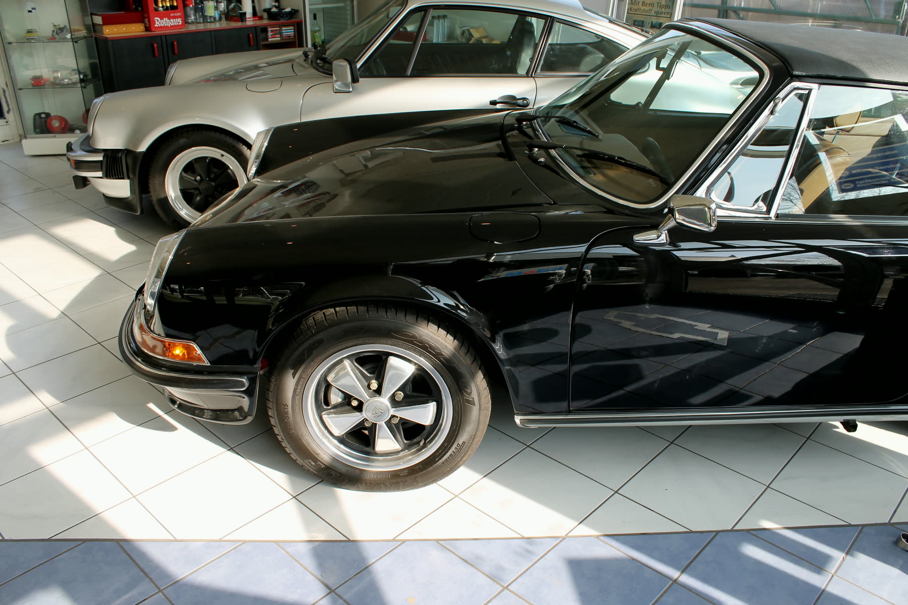 Schwarzer Porsche 911 in der Seitenansicht