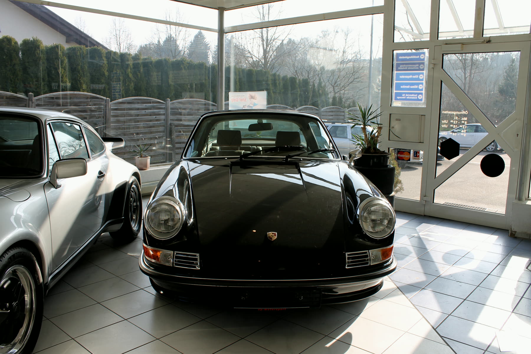 Schwarzer Porsche 911 Turbo, Motorsport-Aufbau