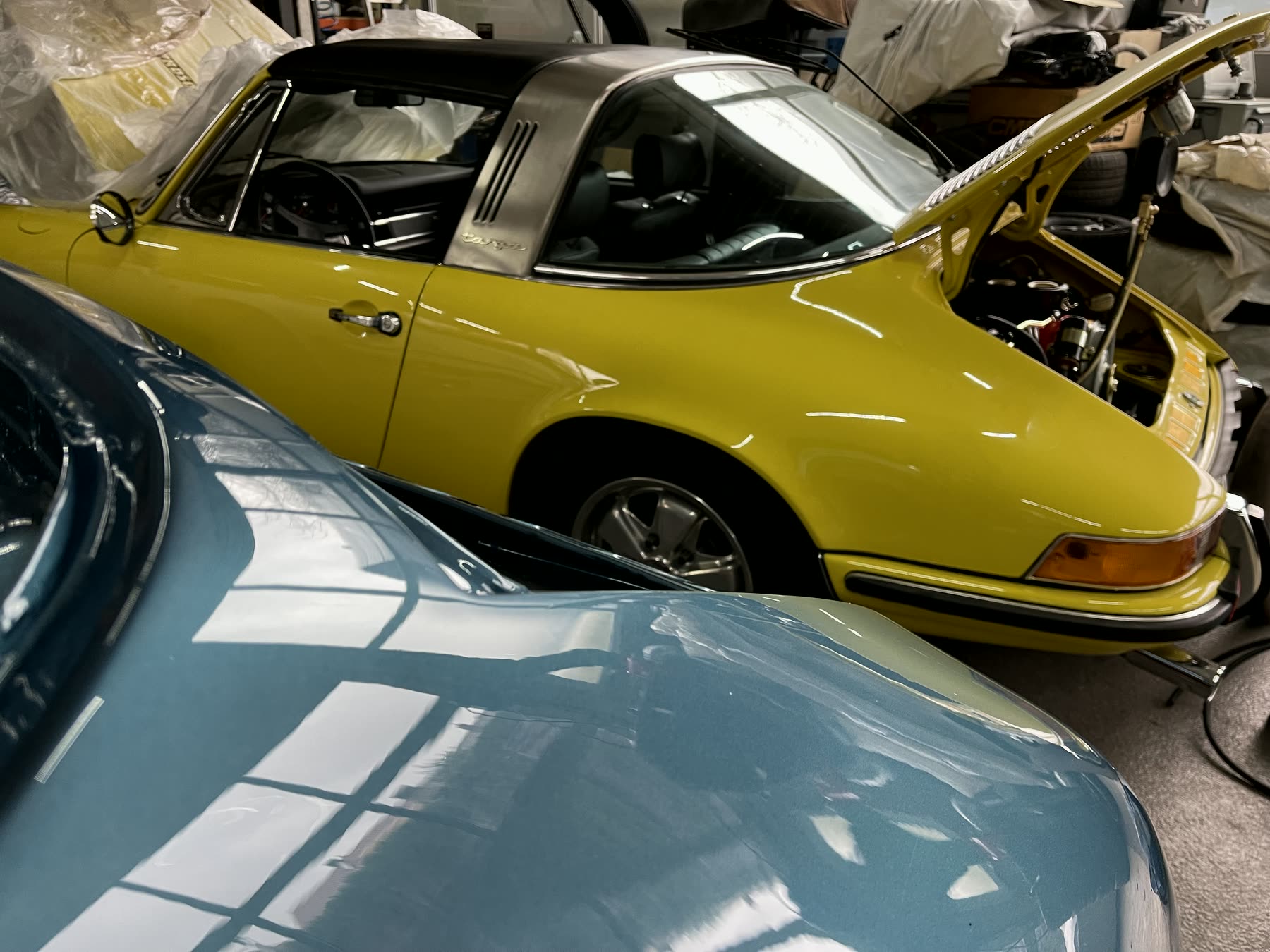 Gelb-blauer Porsche Targa in der Werkstatt