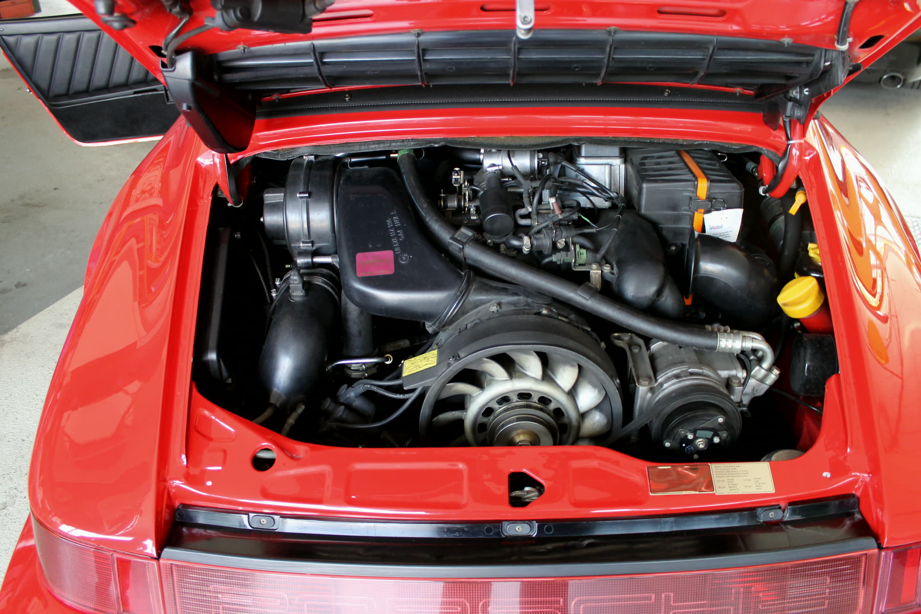 Luftgekühlter Boxermotor im Heck eines Porsche 911