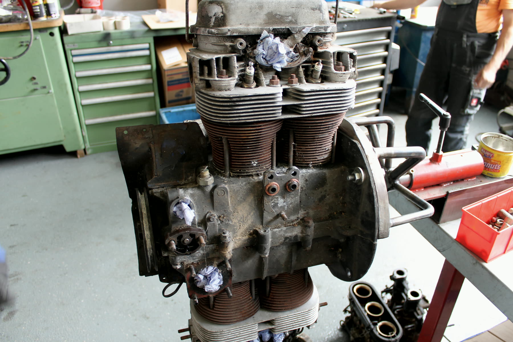 Zerlegter Motor während einer Werkstatt-Revision