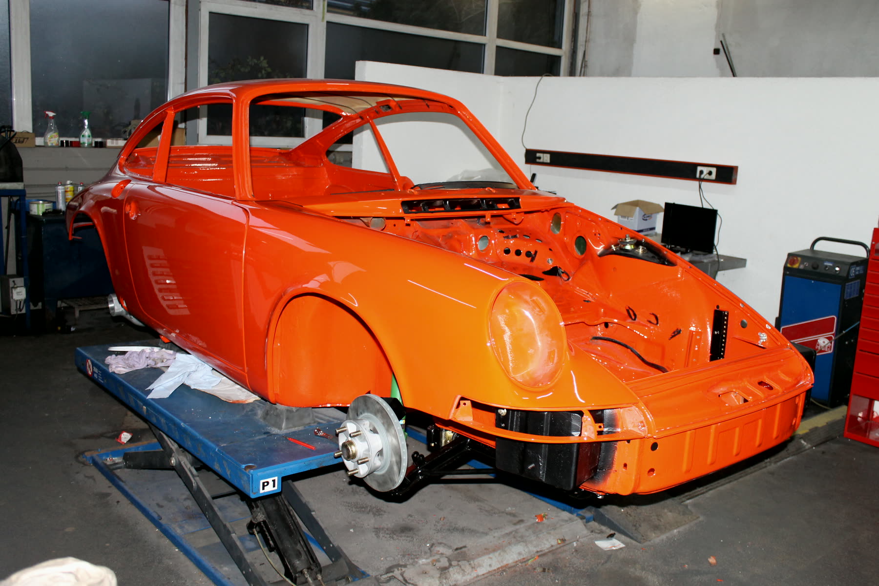 Karosserie eines Porsche 911 auf der Hebebühne, Blecharbeiten abgeschlossen