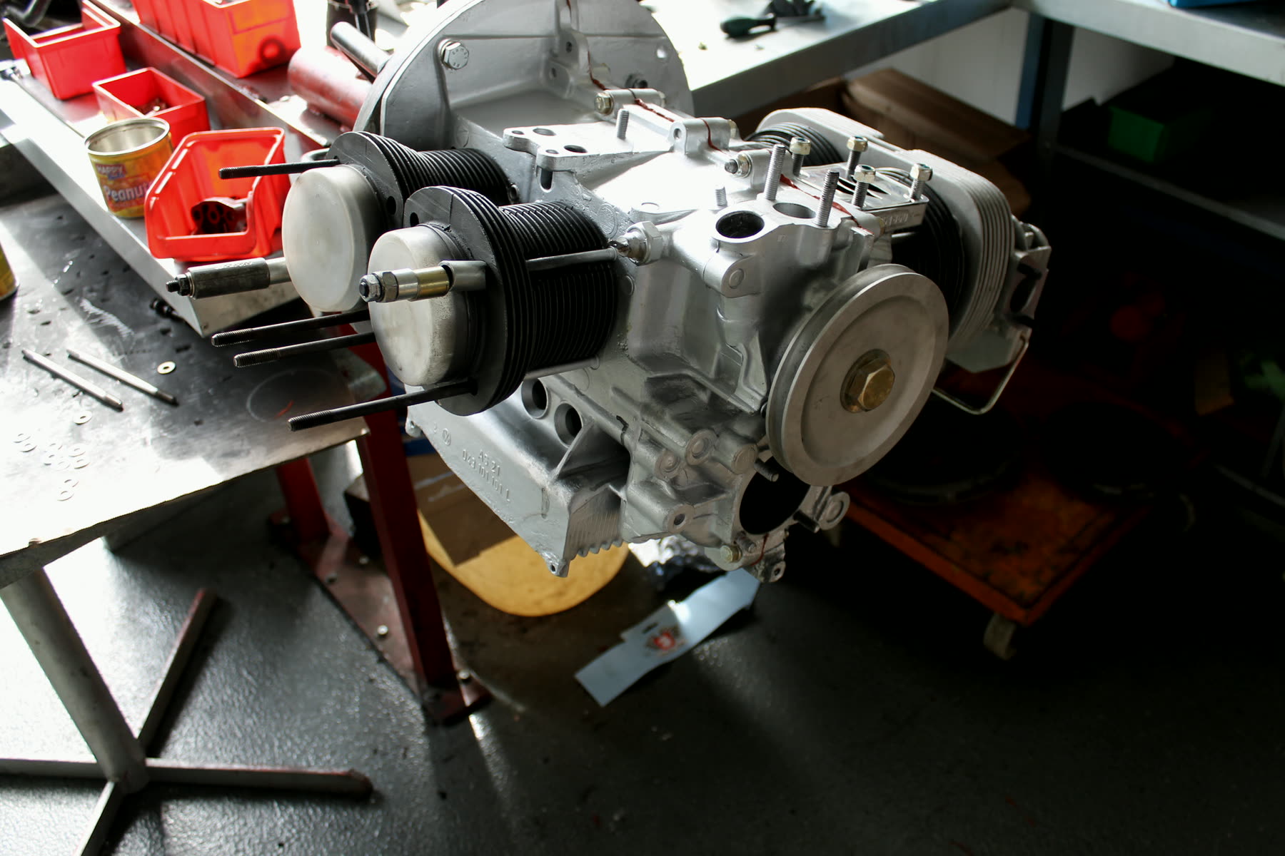 Boxermotor auf dem Motorständer während der Revision