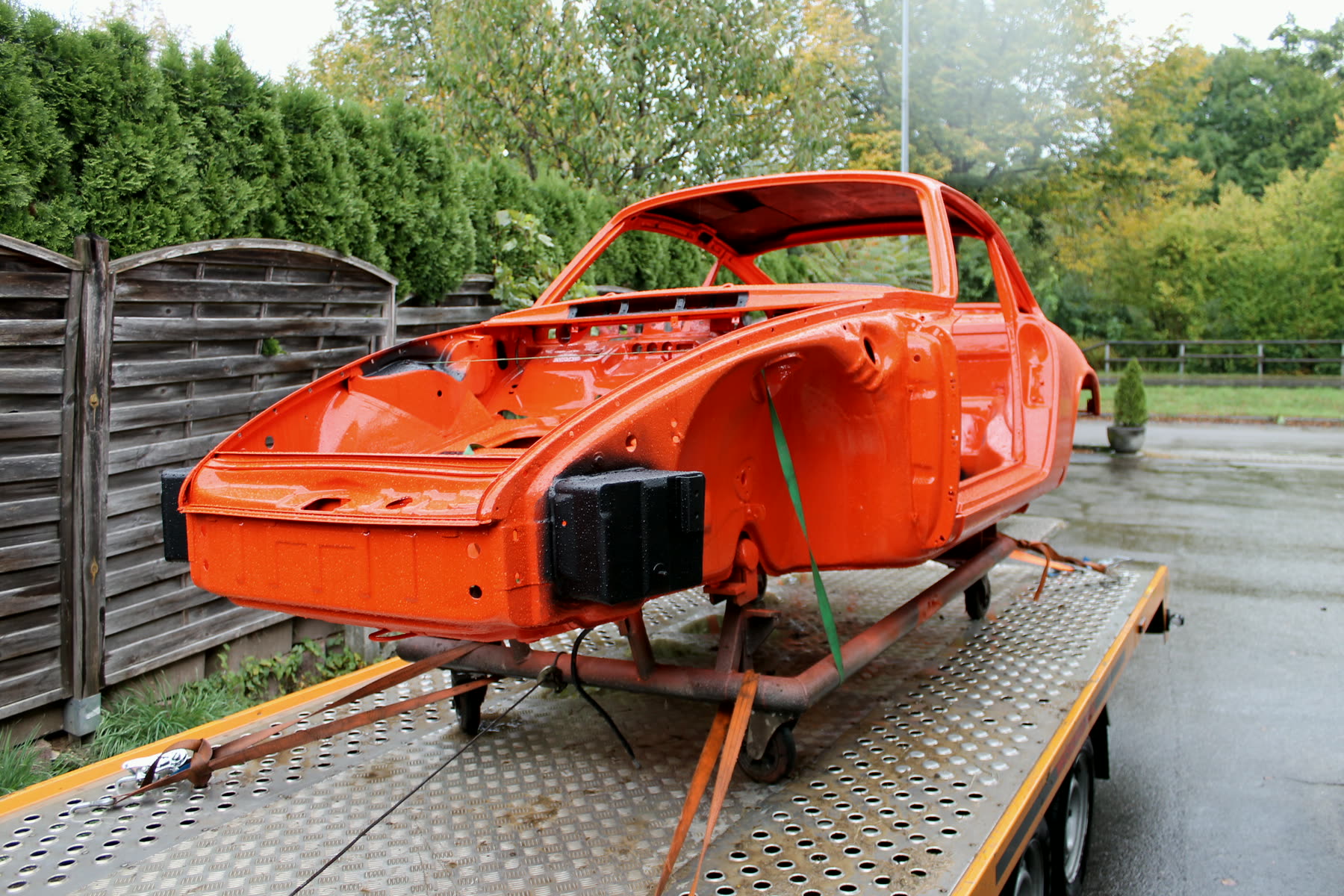 Blanke Rohkarosse eines Porsche 911 vor der Restaurierung